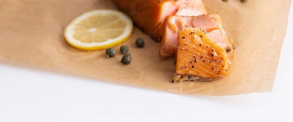 On a red background, a whole cookie is displayed next to a half-eaten cookie, showcasing their delicious appearance.