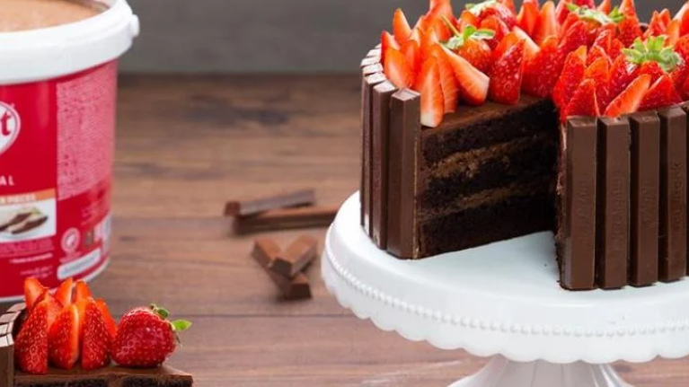 KitKat cake with fresh strawberries and chocolate layers, perfect for out-of-home breaks.