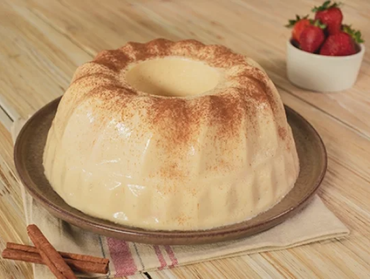 Cake topped with cinnamon and strawberries, showcasing a delightful blend of flavors and colors.